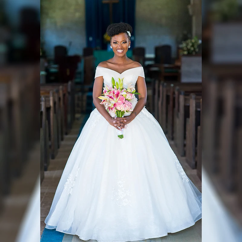 Простое свадебное платье с открытыми плечами без шлейфа в пол | Свадьбы и