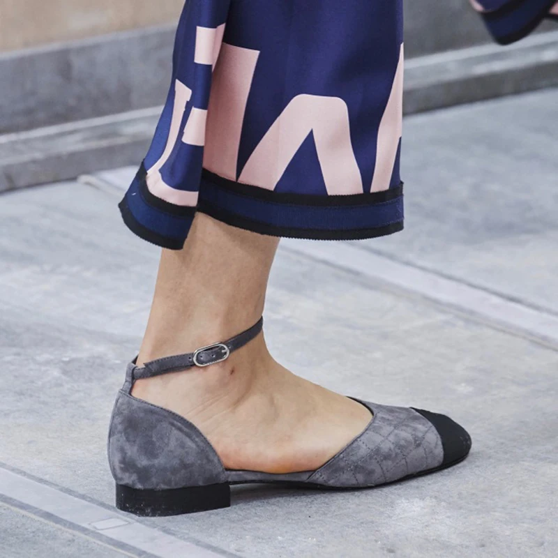 

Trendy Women's Color-Blocking Temperament Sandals Catwalk Ribbed Pointed Toe Hollow Flat Single Shoes Wrap Toe One Buckle