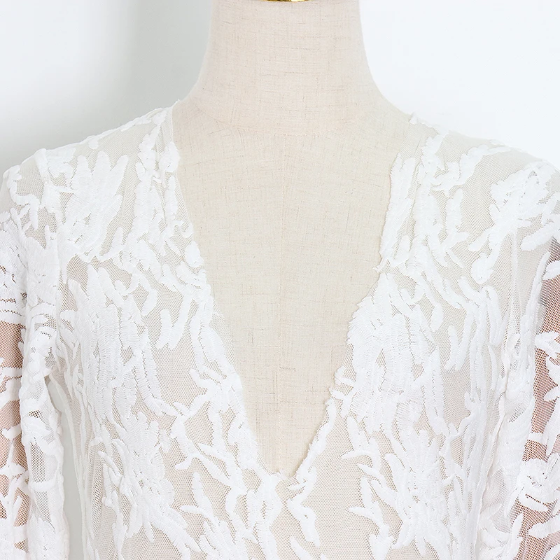 Женское кружевное платье TWOTWINSTYLE белое винтажное с v образным вырезом длинными