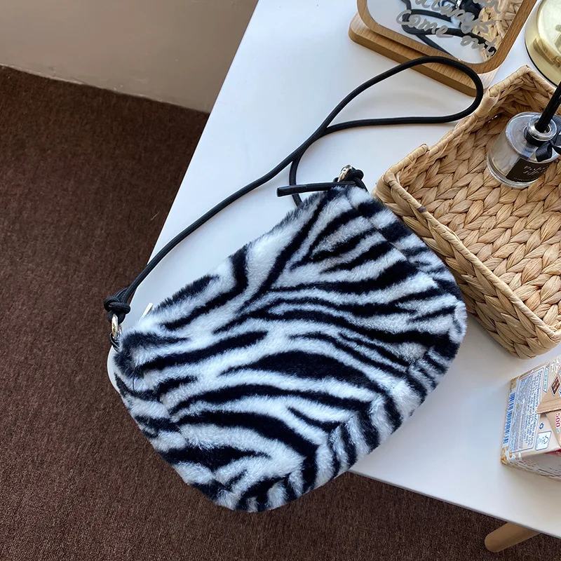 

Winter New Fashion Shoulder Bag Female Leopard Female Bag Chain Large Plush Winter Handbag Messenger Bag Soft Warm Fur Bag