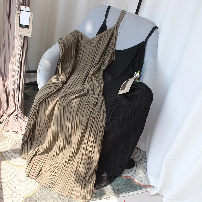 

Autumn 2021 Japanese Plus-size halter dress Loose fat sister slimming vertical stripes pleated halter dress for women