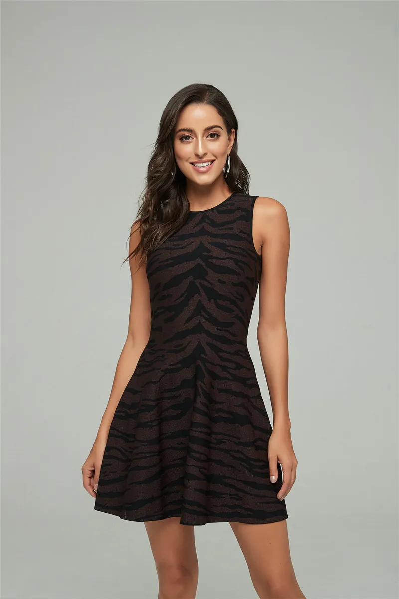 Женское жаккардовое короткое платье-трапеция без рукавов коричневое Бандажное