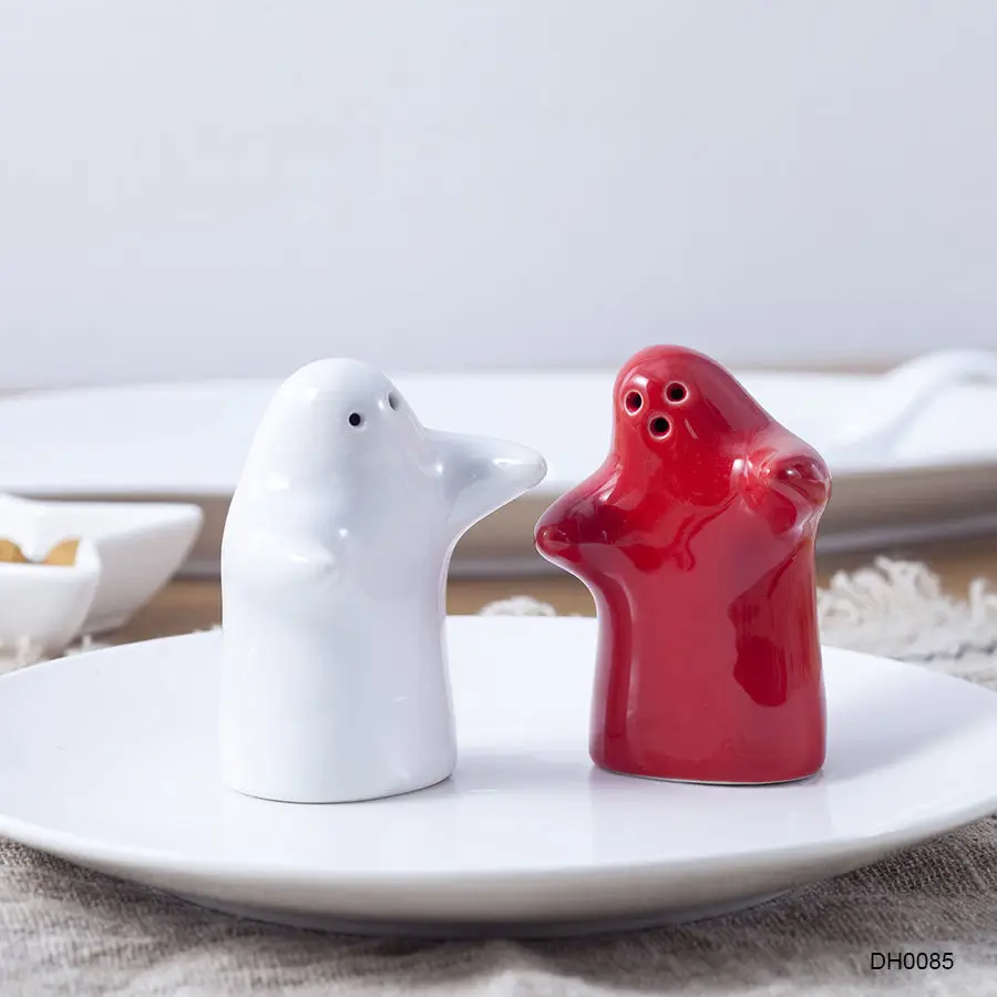 

Ceramic Black And White Hug Cruet Two-Piece Set Pepper Bottle Salt Shaker Kitchen Storage Powder Seasoning Bottle Spice Holder