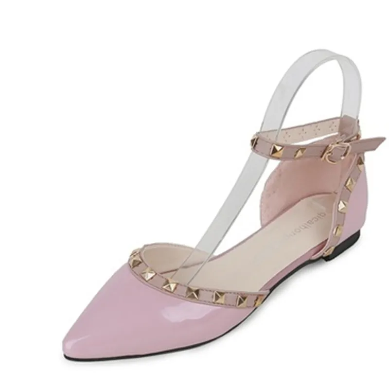 Женские блестящие туфли из лакированной кожи на плоской подошве с заклепками в