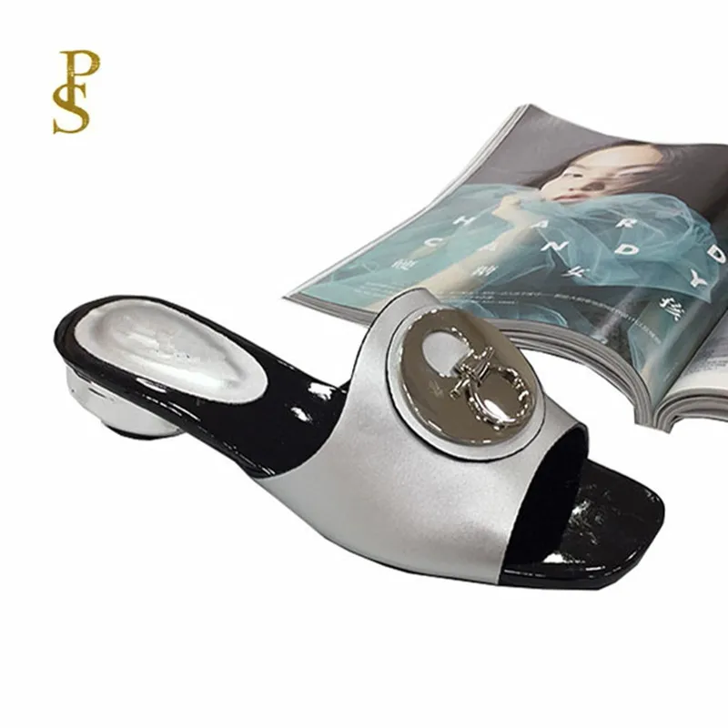 Женские шлепанцы на низком каблуке стильные с металлическими пуговицами для