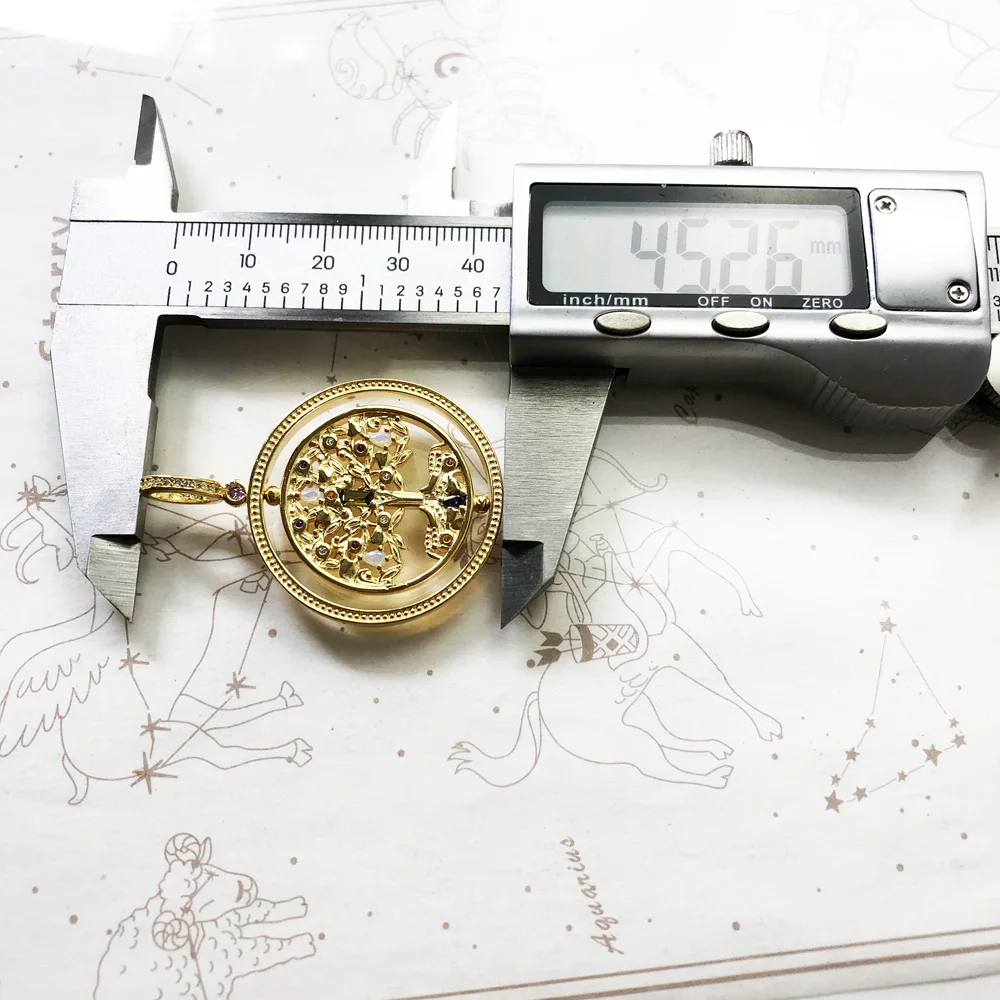 Подвеска в виде дерева золотого цвета