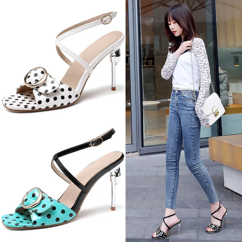 

Летние модные женские сандалии в горошек, женские сандалии на шпильке со стразами, металлическими ремешками и пряжками