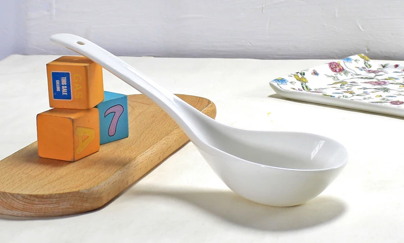 Сервировочная ложка из чистого белого костяного фарфора длинная ручка ковш для