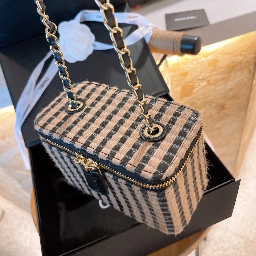 

21 spring and summer straw woven small box spring and summer straw woven bag finally came ~ blue feeling a little brighter, but