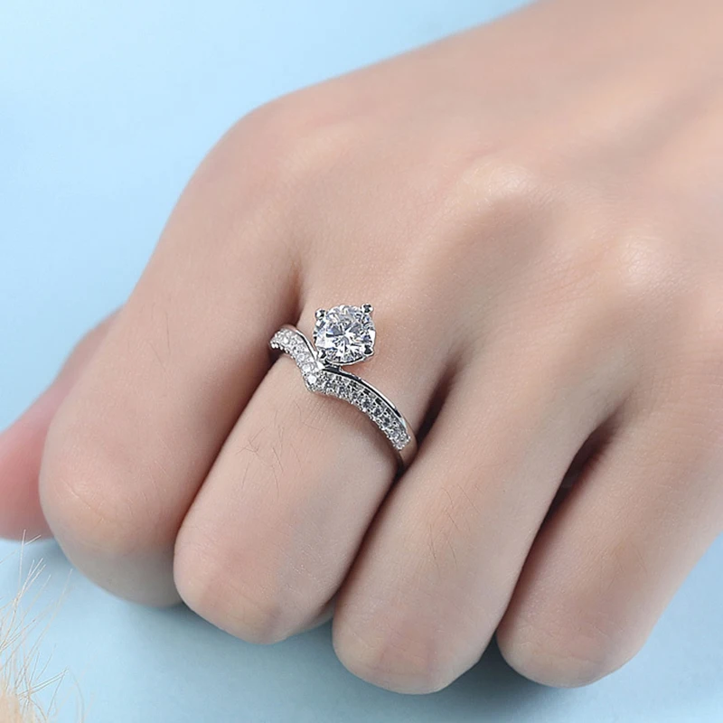 

S925 Silver Color Moissanite Ring Female D Color 1 Carat Four Prongs V Shape