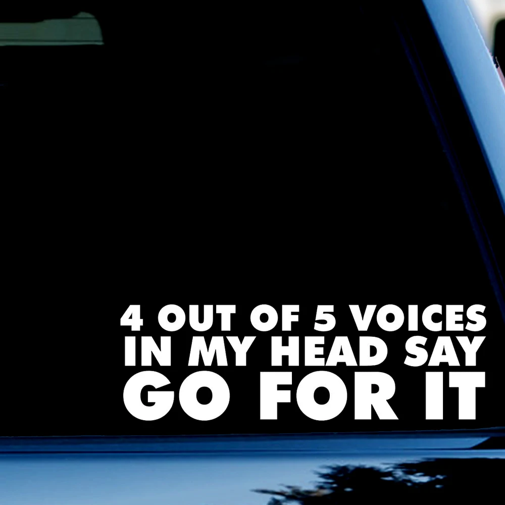 Бамперный стикер декаль "4 из 5 голосов в моей голове говорят: иди за этим" для автомобилей, внедорожников и грузовиков, белый, размер 2,25х7 дюйма.