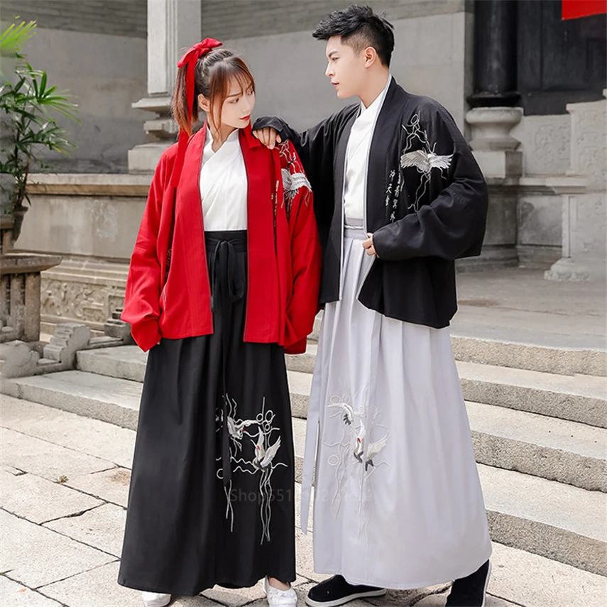 Женский и мужской костюм самурая кимоно в японском стиле с вышивкой журавлей