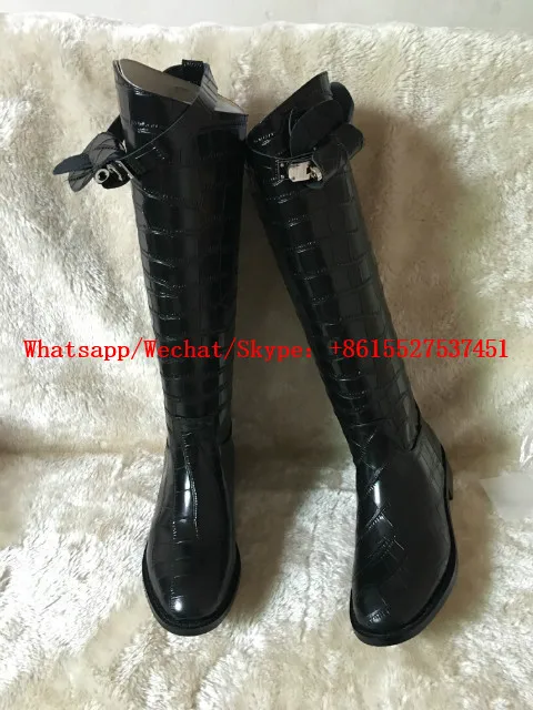 Женские сапоги до колена черные кожаные на плоской подошве с ремешком и пряжкой