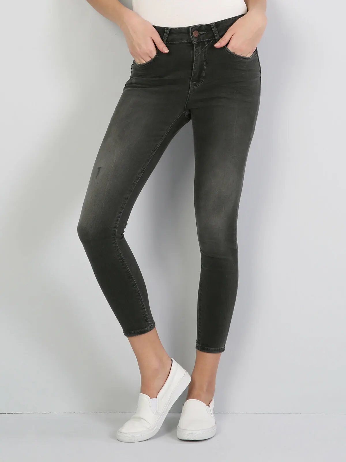 

Gray Woman Pants CL1042759