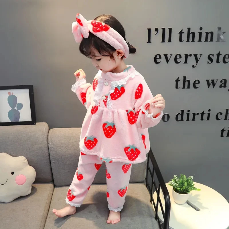 

Sweet Strawberry Print Baby Pajamas Set Girls Flannel Two-Piece Suits Autumn Winter Thickening Tops Pants Infant Pullover Trouse
