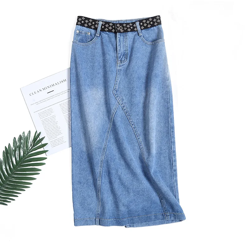 Длинная юбка из денима с контрастным принтом завышенной талией и разрезом сзади