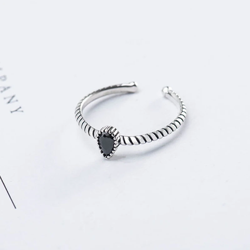 Женское кольцо из серебра 925 пробы маленькое серебряное с черным квадратным