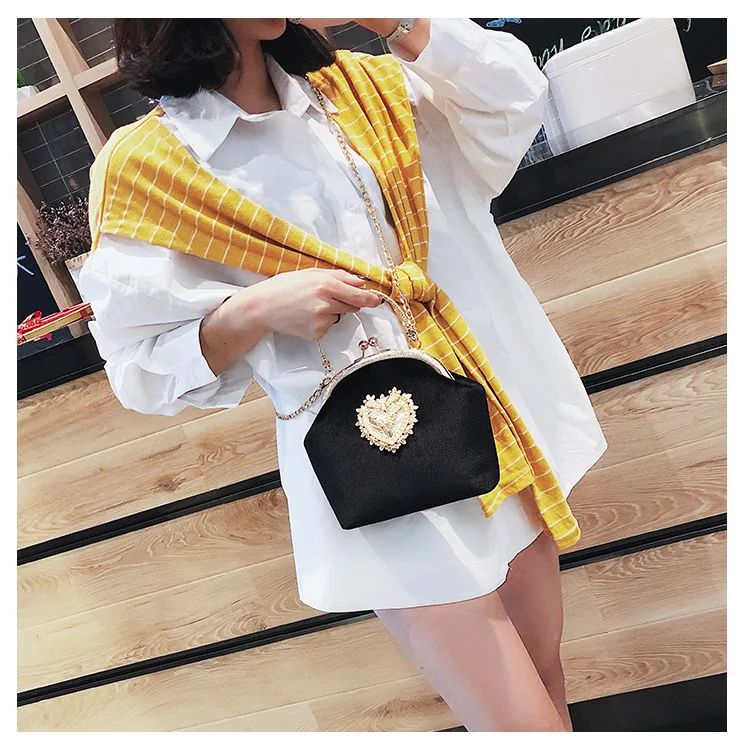 Женская бархатная сумка с жемчужинами винтажная велюровая вечерняя сердечками