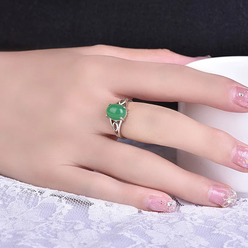 Кольцо женское из серебра 925 пробы с цирконием овальной формы