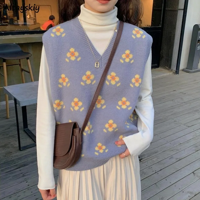 Женский трикотажный жилет без рукавов голубой жаккардовый свитер с V образным