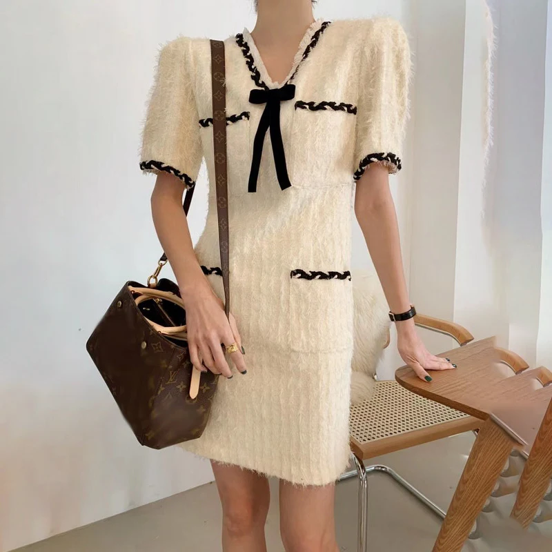 

VICONE/Новое элегантное платье с треугольным вырезом и бантом; Прямое платье с трехмерными кисточками и короткими рукавами