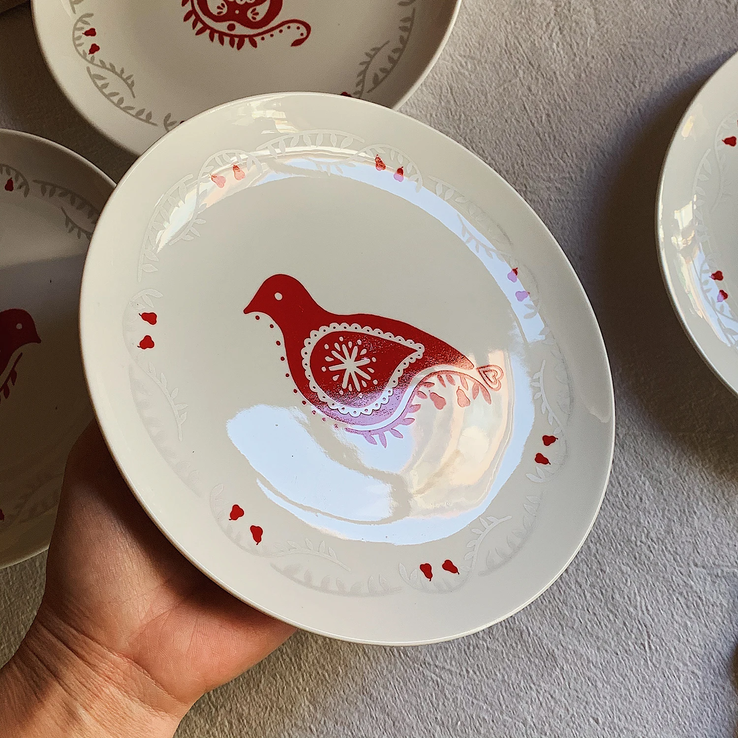 Керамическая десертная тарелка с шипами и красной птицей керамическая обеденная
