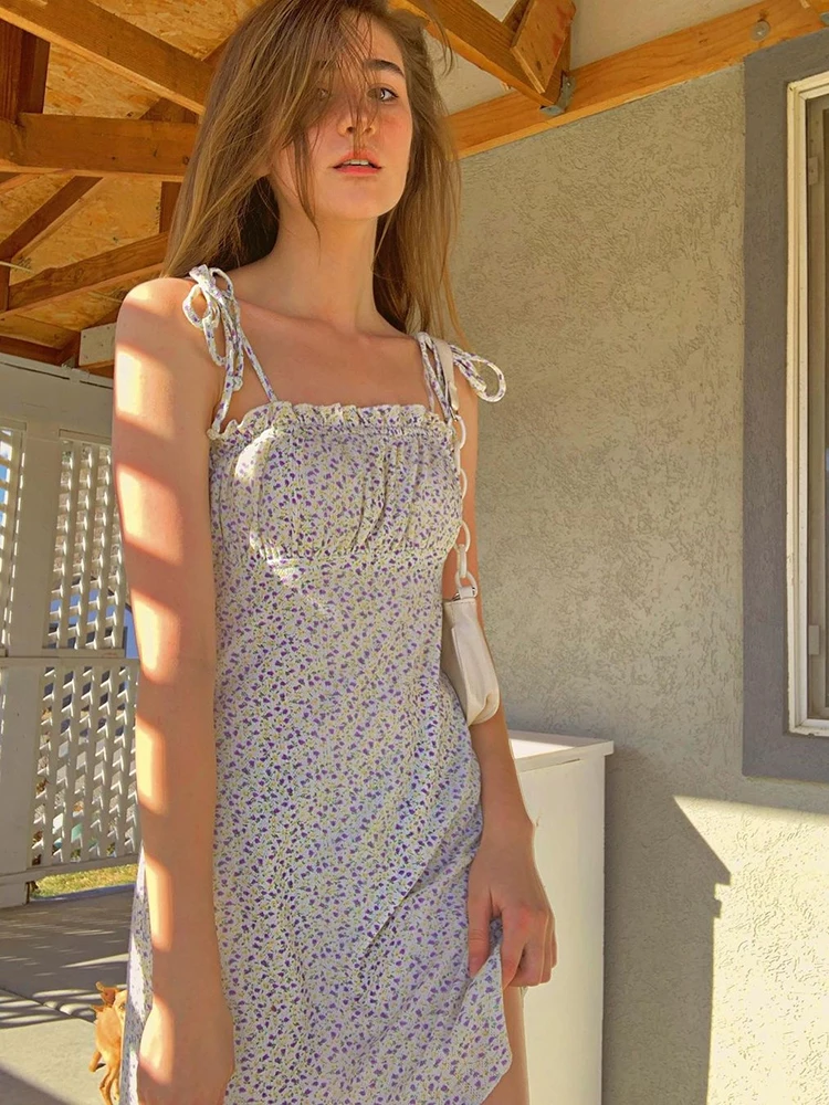 

Платье с цветочным принтом, вырезом лодочкой и лямками