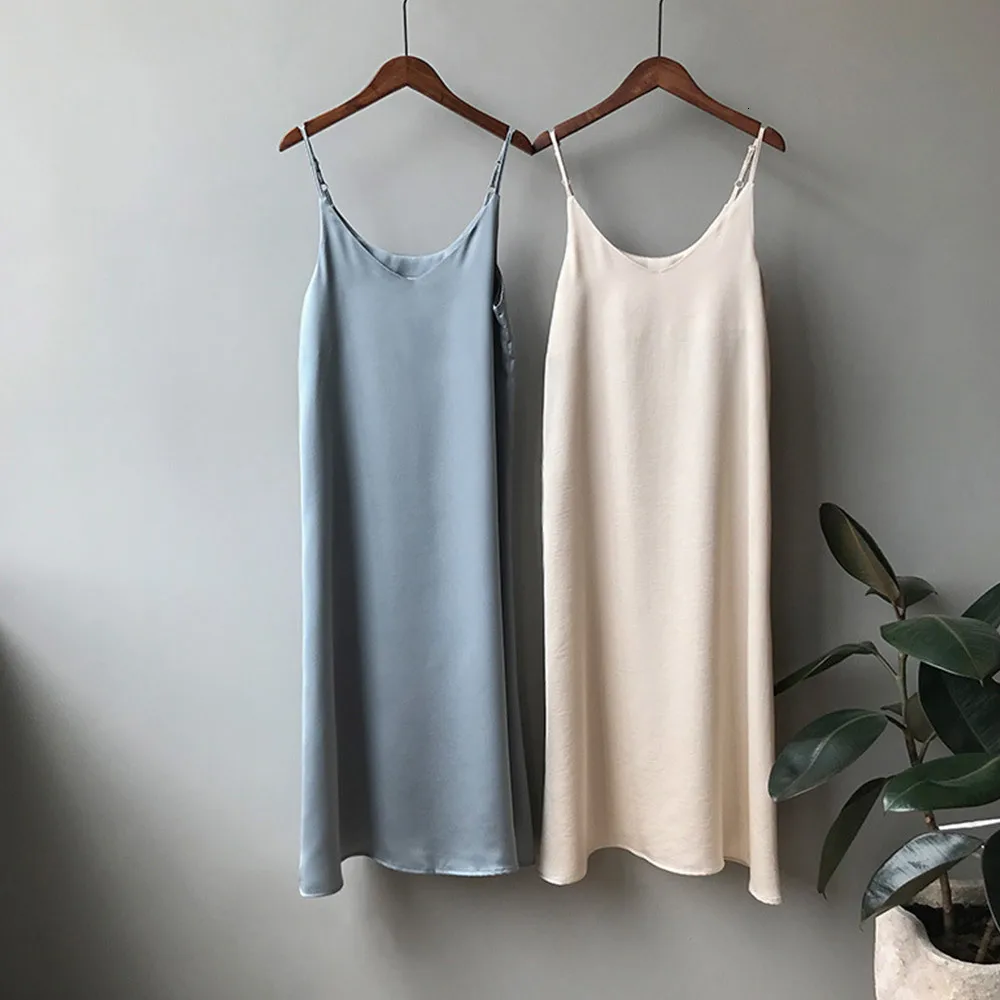 Платье женское атласное на бретельках милое пикантное однотонное вечерние нее