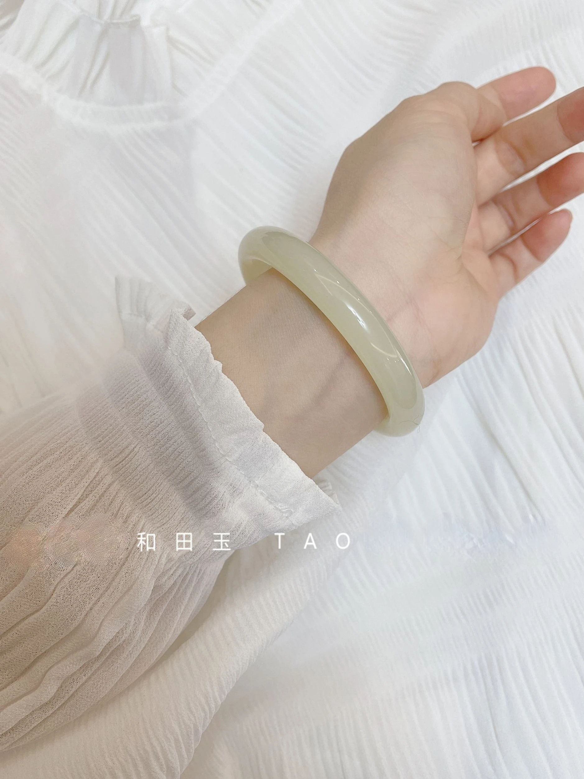 

Natural Xinjiang Hotan jade ice bottom, green and white jade bracelet with round stripe and multi ring mouth certificate
