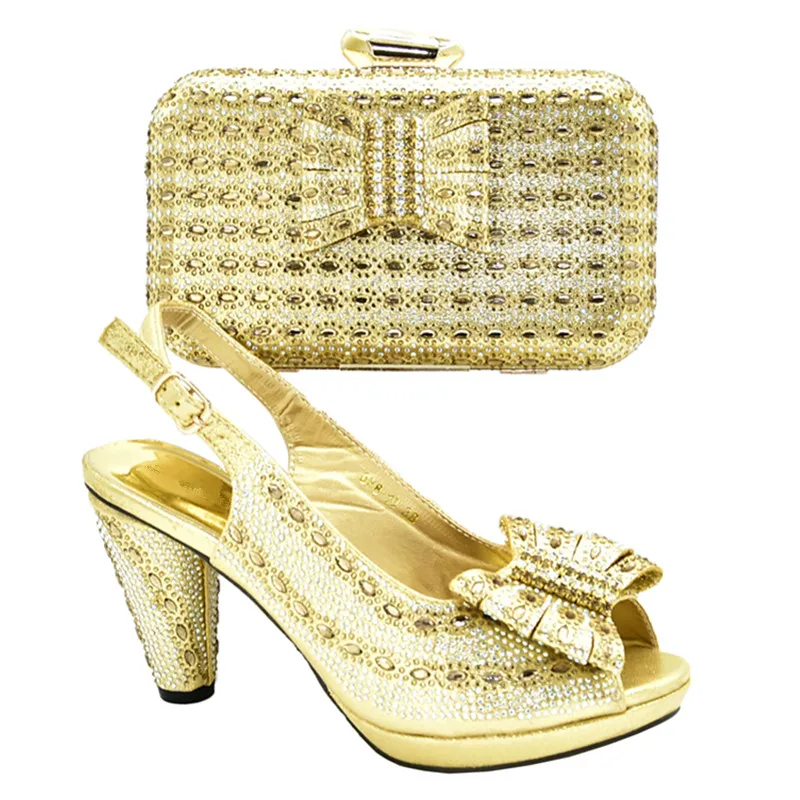 Комплект из туфель и сумочки фиолетового цвета в африканском стиле итальянский