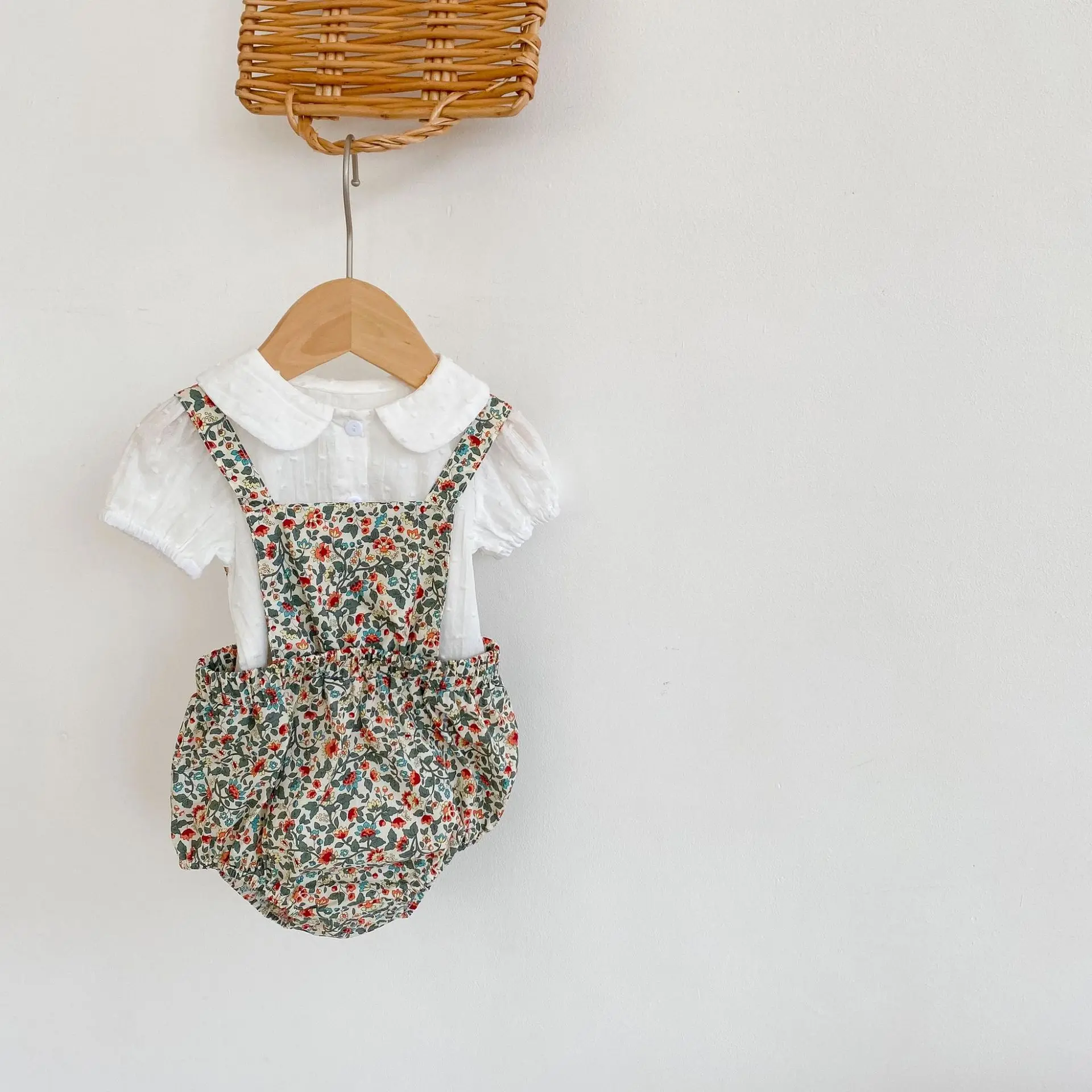 

2021 Summer Baby Girl Suit Korean Solid Short Sleeve Base Top and Floral Supender Bodysuit 2 Pcs Set Newborn Clothes Outifit