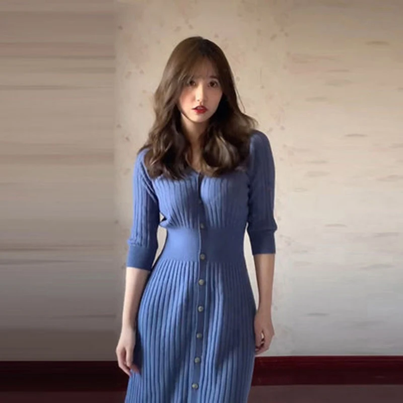 Женское трикотажное платье асимметричного покроя слитное с V-образным вырезом и