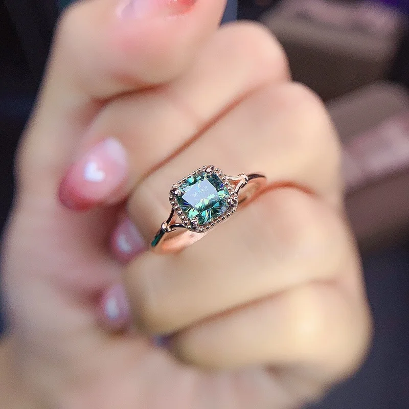 Женское кольцо из серебра 925 пробы с муассанитом