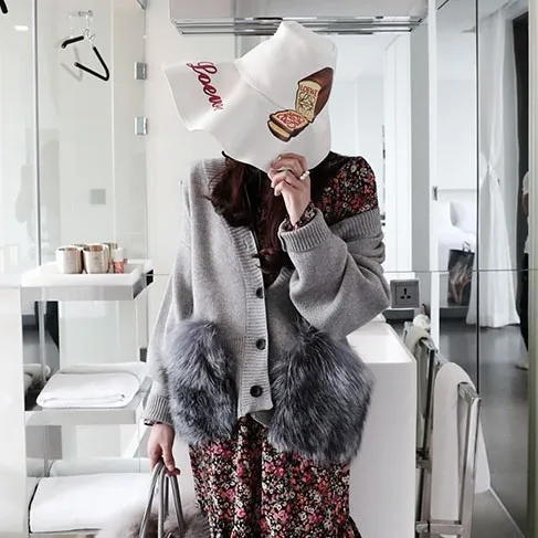 and American Major Brand Fan Short Style Temperament Winter New Female Fur Decoration Dutch V-neck Knitted Sweater Card |