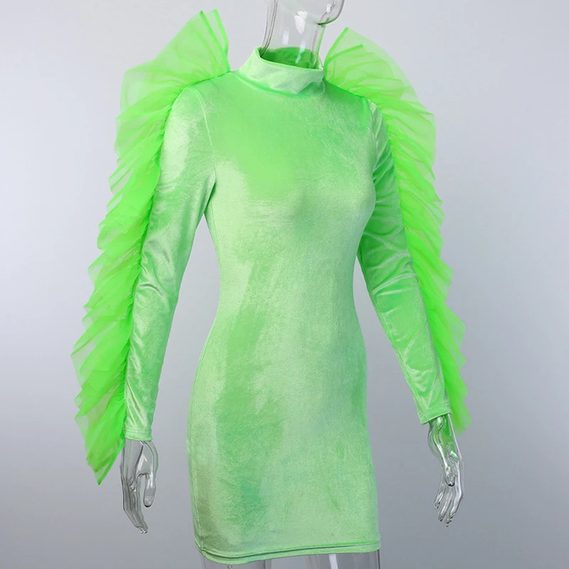 Неоновое зеленое мини-платье с высоким воротом и длинными сетчатыми рукавами
