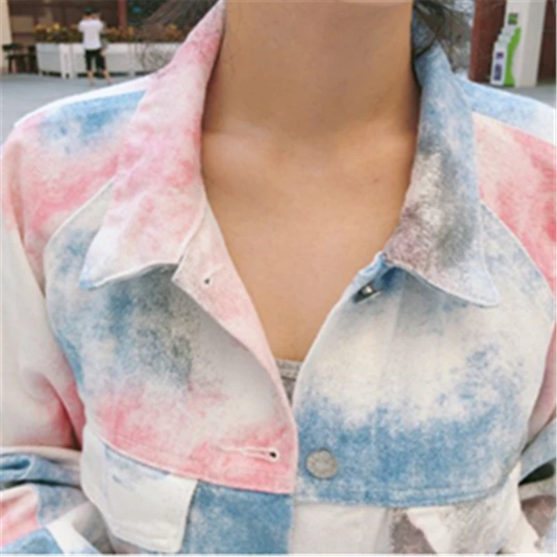 Женская джинсовая куртка с пастельным принтом короткая однобортная длинными