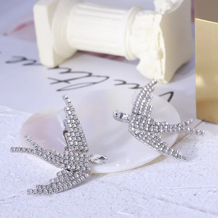 

Креативная форма Ласточки инкрустированные полностью алмазными сияющими клипсами для ушей