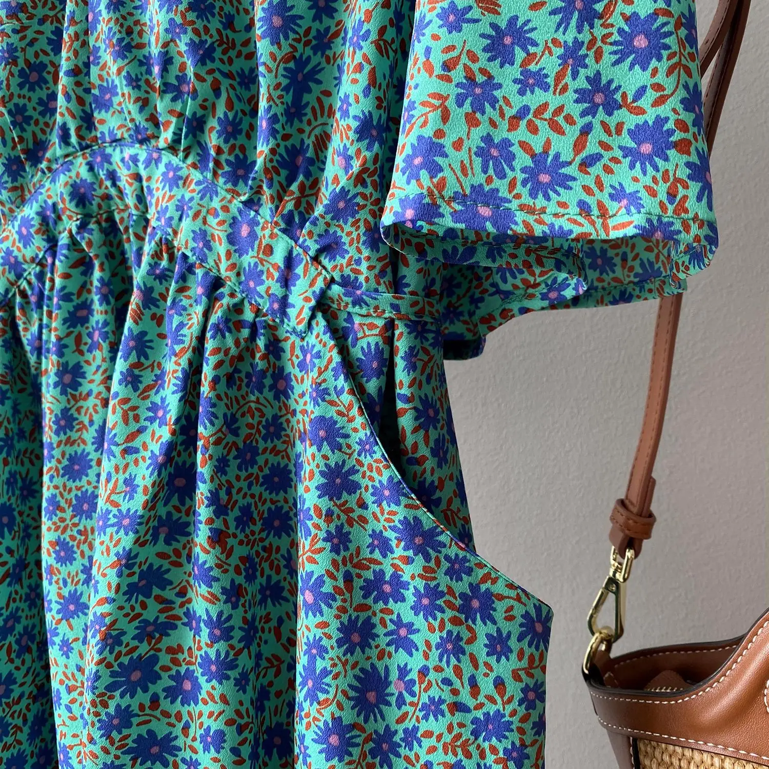 

2021 Women Vintage Long Dress Flower Pattern V-Neck Short Puff Sleeve Boho High Waist Design Women Boho Blue Dress Vestidos