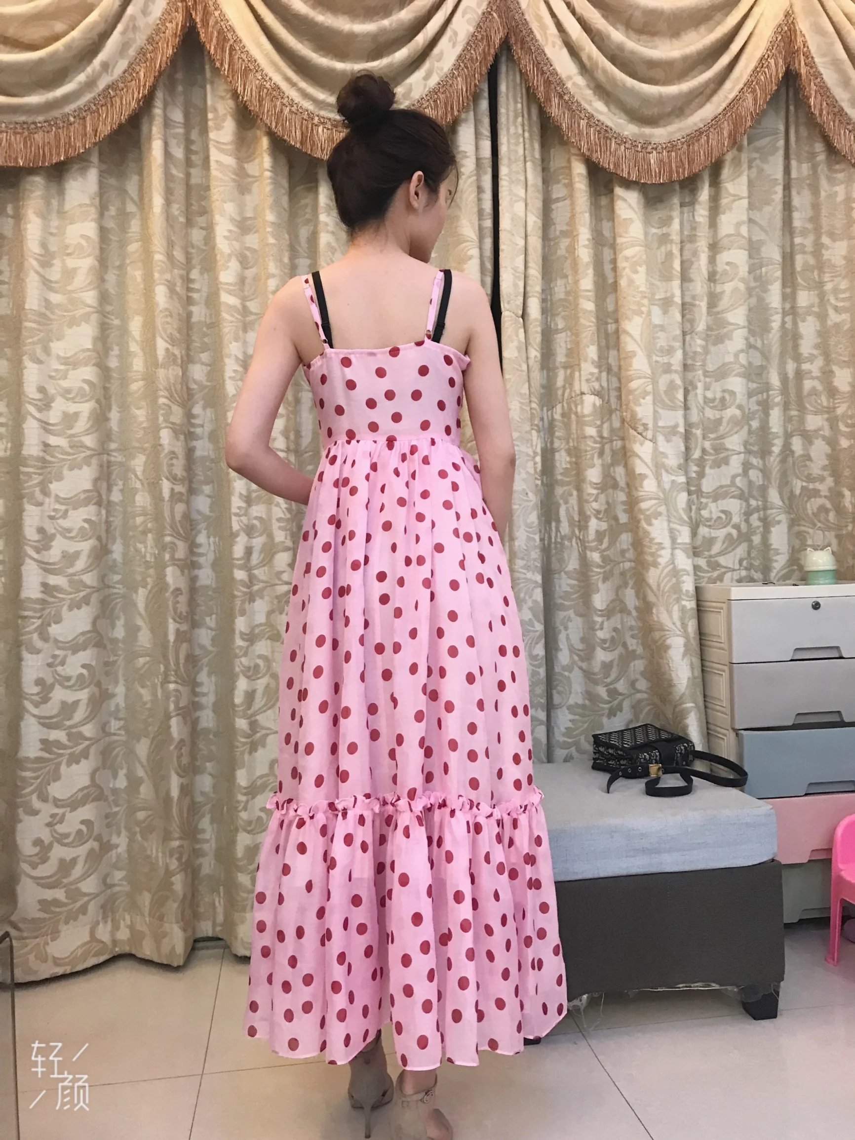 Женское летнее розовое платье макси длинное в горошек на бретелях-спагетти |