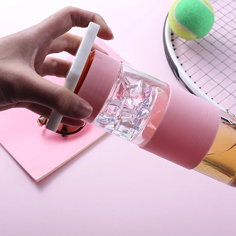 Розовое стекло которое можно использовать в качестве держателя для мобильного