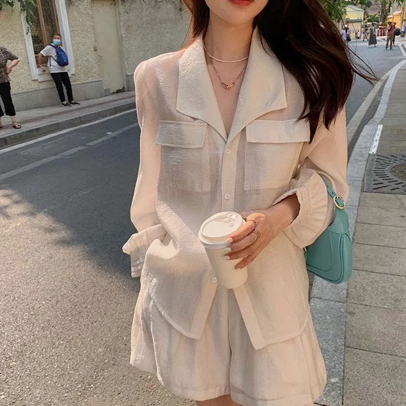 

Summer Womens New Hong Kong Style Suit Fashion White Lapel Lantern Sleeve Sunscreen Thin Shirt + Wide Leg Shorts Two-piece Set