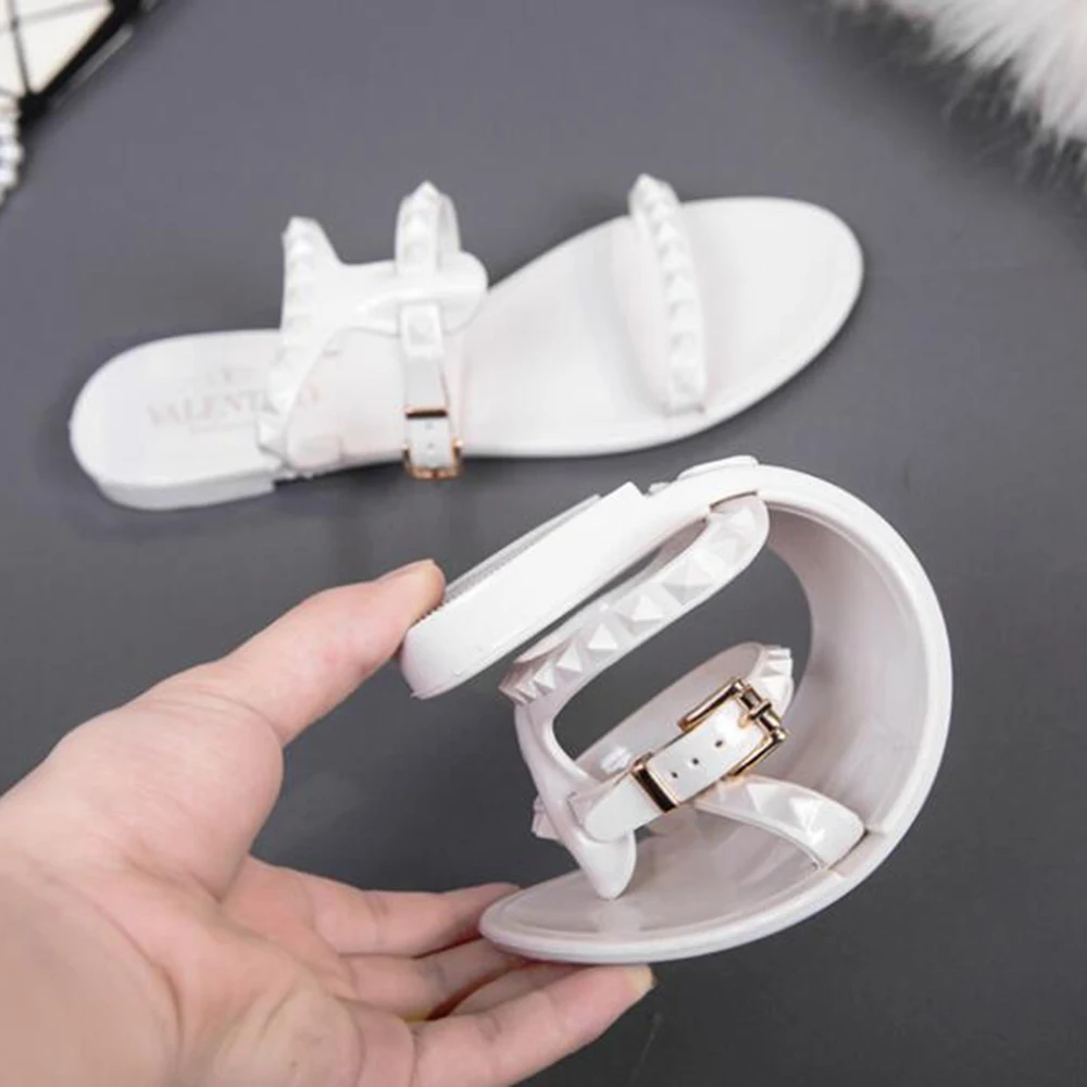 Сандалии женские из прозрачного пластика с заклепками открытым носком в