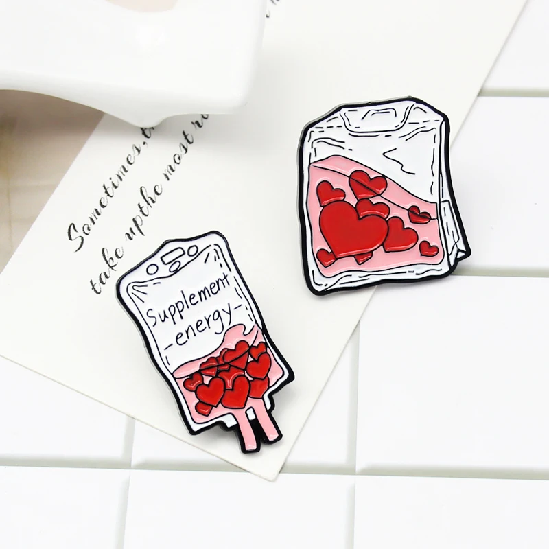 Новогодняя креативная эмалированная брошь в виде пакета крови замороженная