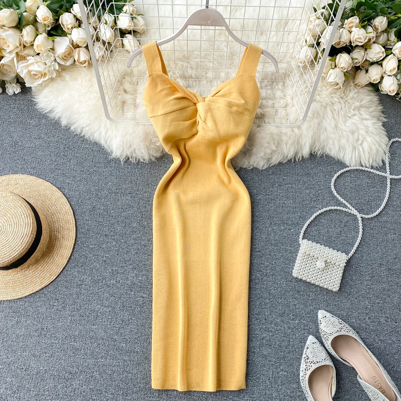 Женское Короткое трикотажное платье на бретельках облегающее с V образным