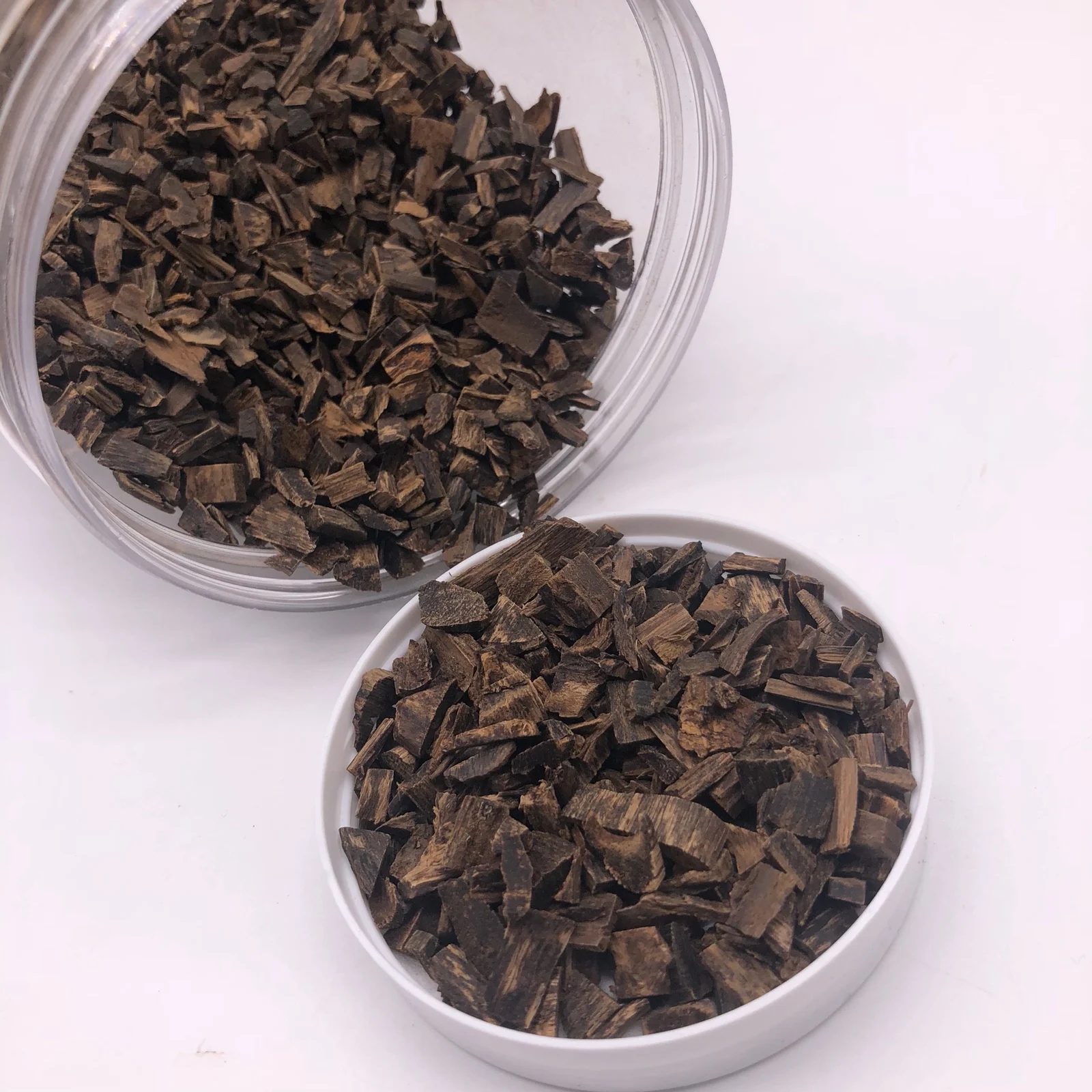 

1 г, фрагменты погружных бусин Dalabar, фрагменты бусин из натурального агара, бревна агара, насыщенный и запутанный аромат холодного молока