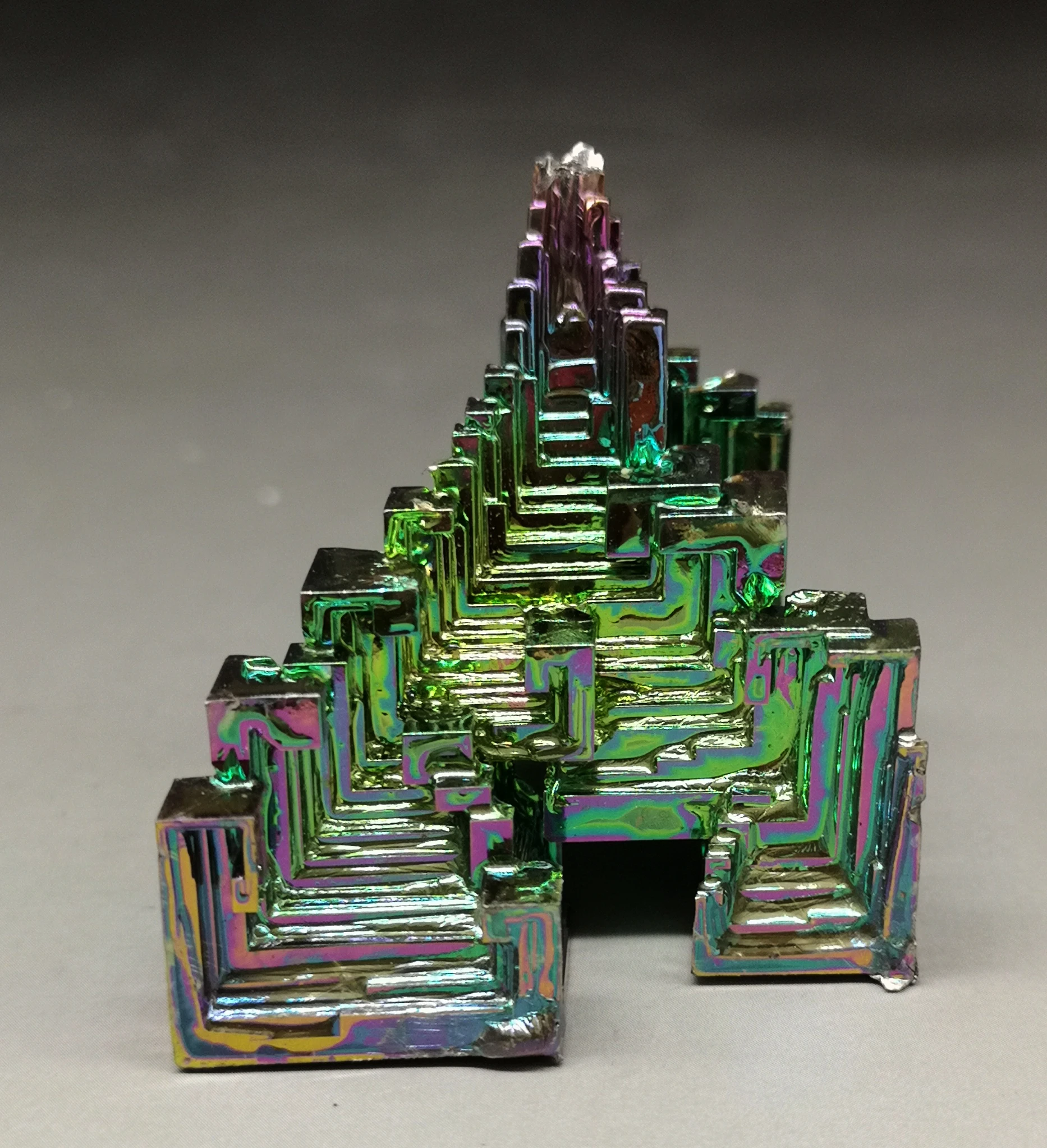 Красивые кристаллы висмута 47 г металлические и из Китая бесплатная