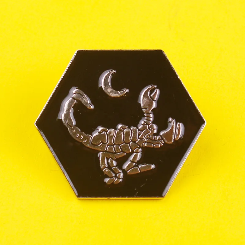 Брошь в виде шестиугольника скорпиона металлическая луна черная панк одежда