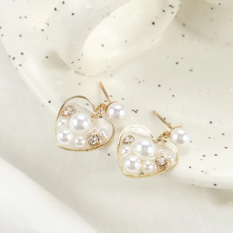 Корейские серьги с кристаллами и жемчугом маленькие в виде сердца золотые