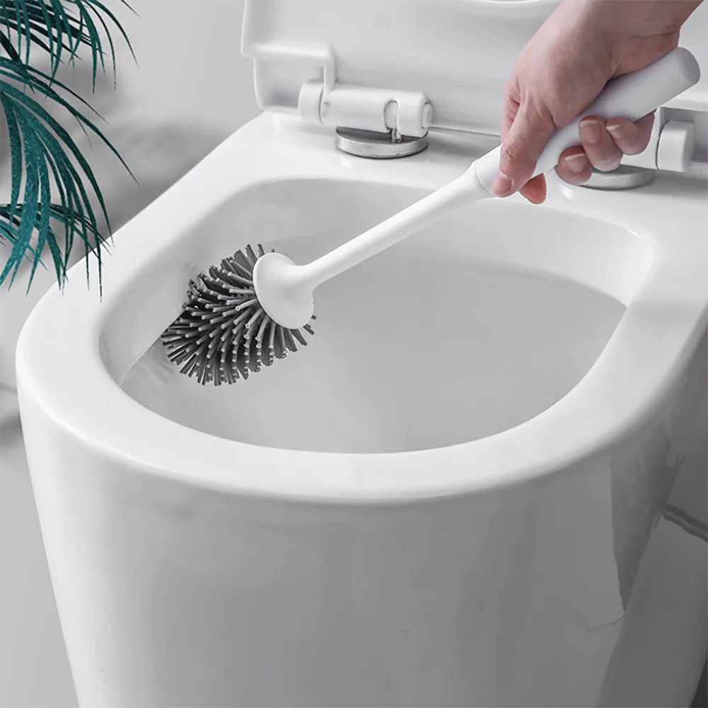 Щетка для унитаза с длинной ручкой и мягкой щетиной используется очистки туалета