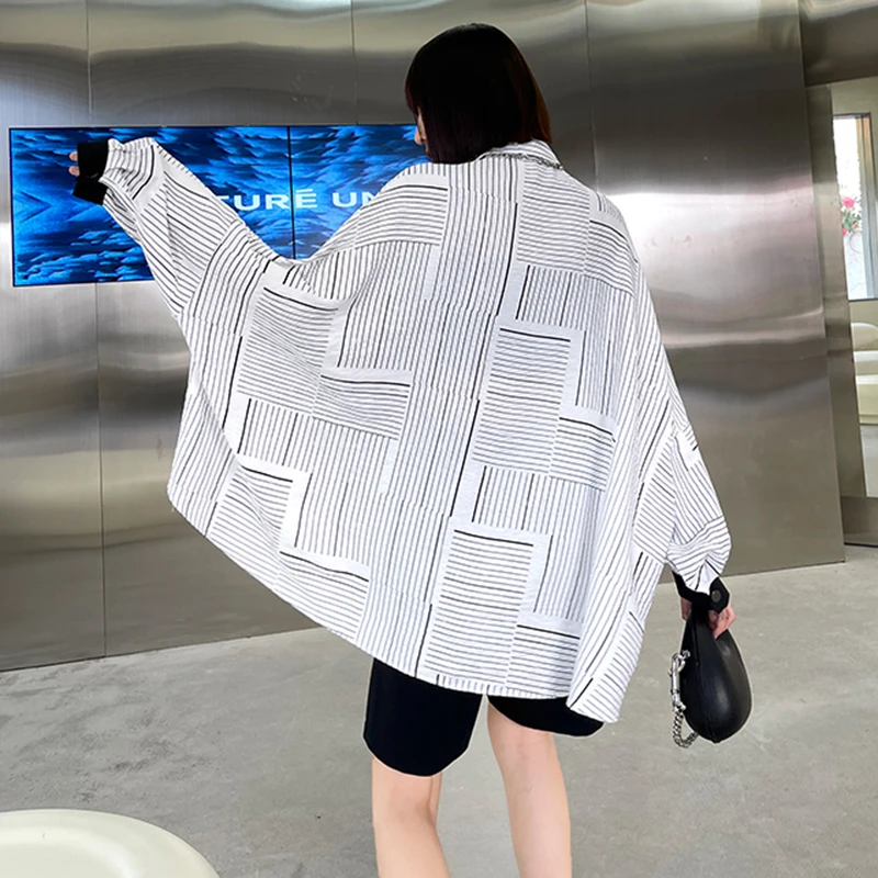 

[EAM] Women Black Striped Pocket Big Size Blouse New Lapel Long Batwing Sleeve Loose Shirt Fashion Spring Autumn 2021 1DD6153